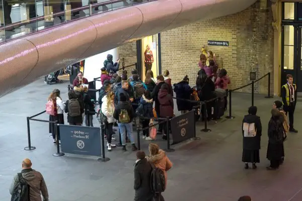 Fila para tirar foto na Plataforma 9 ¾ da estação Kings Cross