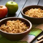 Crumble de maçã - duas tigelas com crumble de maçã