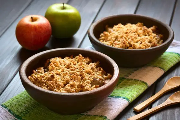 Crumble de maçã - duas tigelas com crumble de maçã