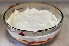 Montagem da trifle de morango - chantili