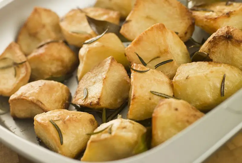 Travessa com batatas assadas
