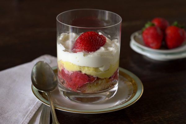 Copo com trifle de morango