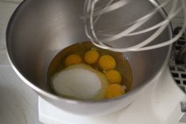 Ovos e açúcar na batedeira