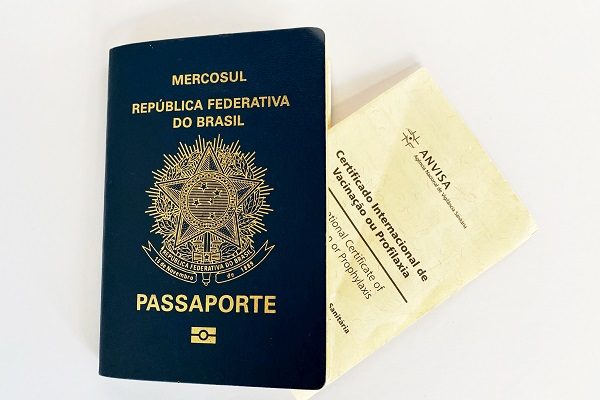 Passaporte brasileiro e cartão de vacina da Anvisa