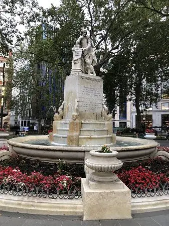 Estátua de Shakespeare na Leicester Square