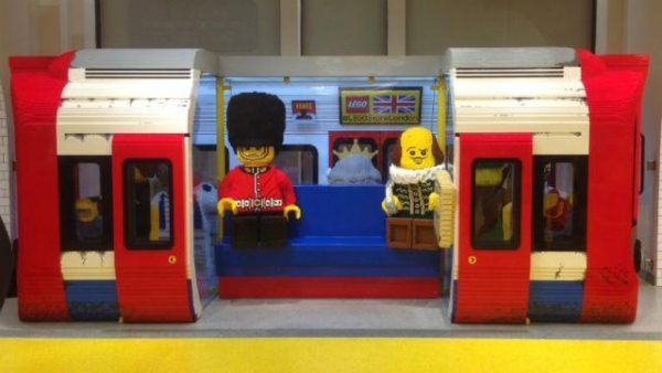 Vagão de metrô feito de Lego na Loja da Leicester Square