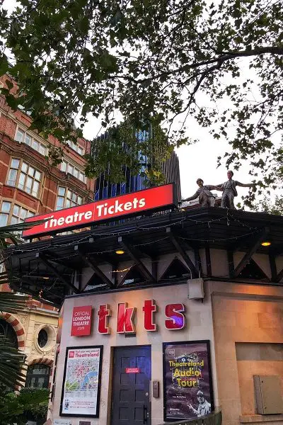 Loja de venda de ingressos para teatro em Londres TKTS na Leicester Square