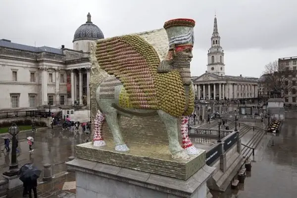 Estátua The Invisible Enemy Should Not Exist  Trafalgar Square