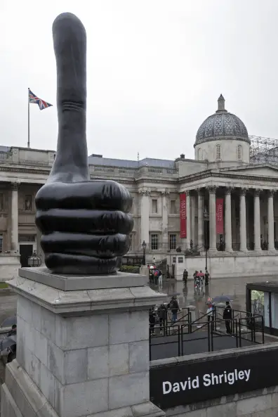 Estátua Thumbs Up na Trafalgar Square - o quarto pedestal
