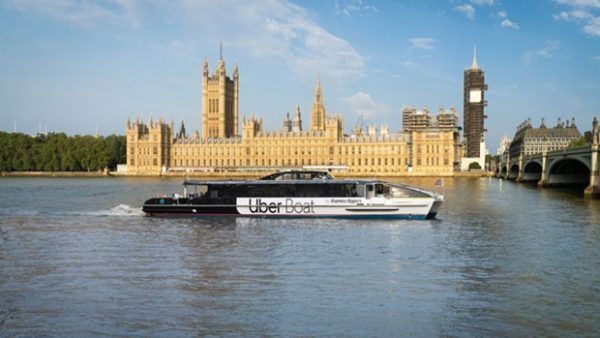 Uber Boat em frente ao Palácio de Westminster em Londres
