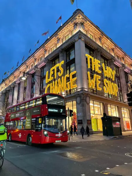 Decoração de Natal em loja de Londres