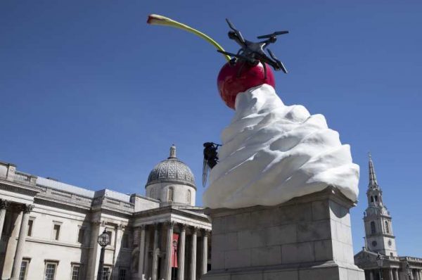 Obra THE END no quarto pedestal da Trafalgar Square em Londres