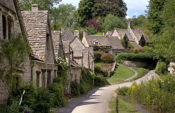 Casas de pedra em Arlington Row, Bibury, Cotswolds, condado de Gloucestershire - regiões da Inglaterra