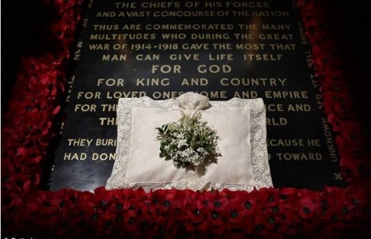 Bouquet da Kate Middleton no túmulo do Soldado Desconhecido