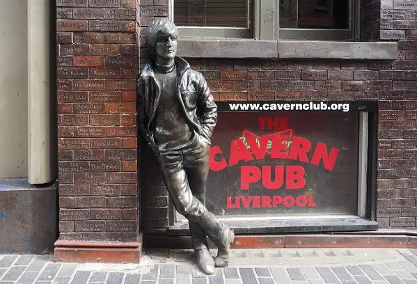 Estátua de John Lennon no Carvern Club, Liverpool, região noroeste da Inglaterra