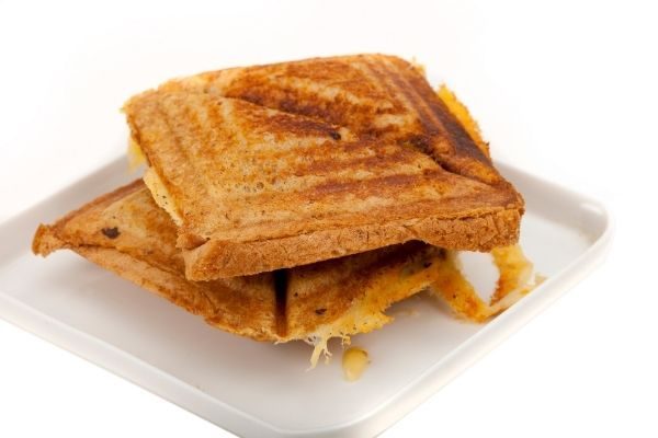 Toasties em um prato - sanduíche inglês de queijo

