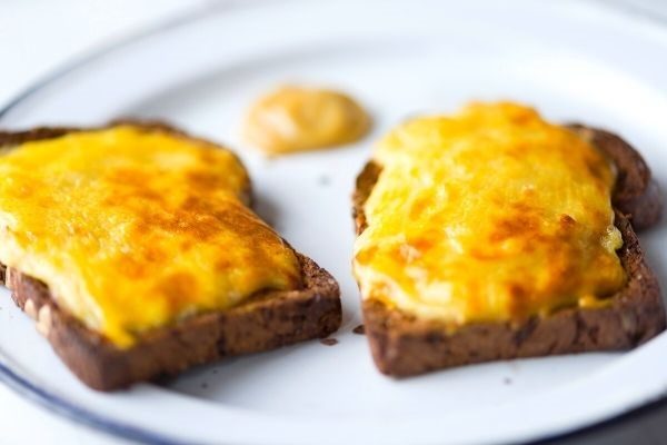 Welsh rarebit- tradicional torrada com queijo derretido do País de Gales
