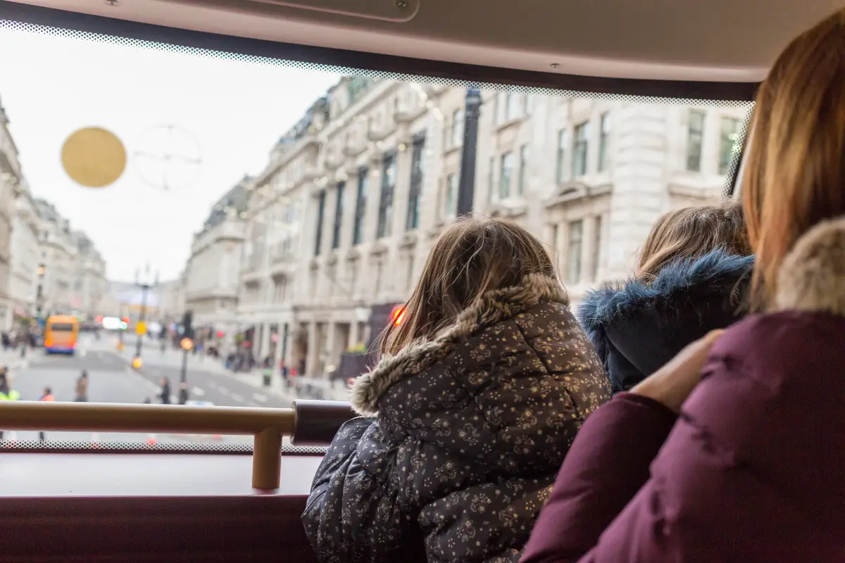 Família fazendo turismo em Londres