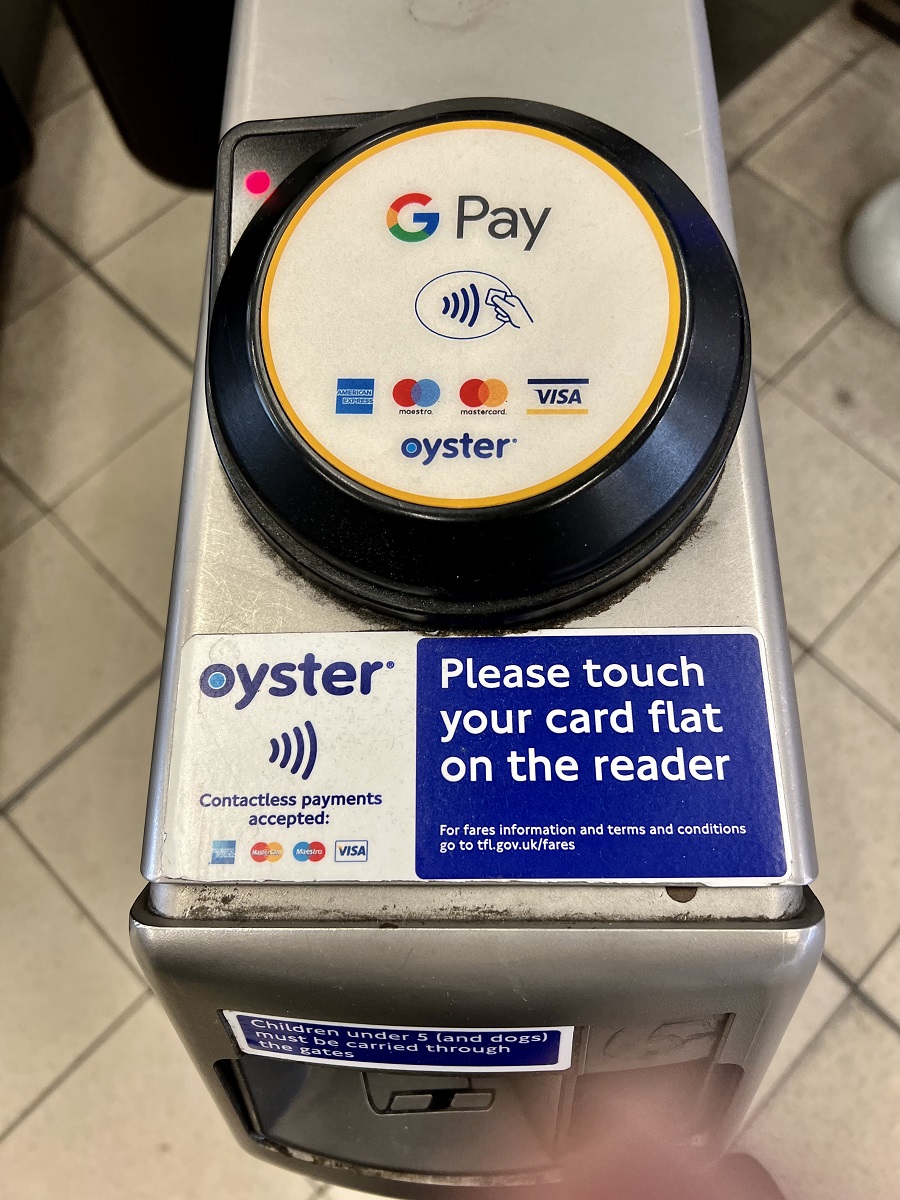 Catraca do metro de Londres com opções de pagamento por cartão
