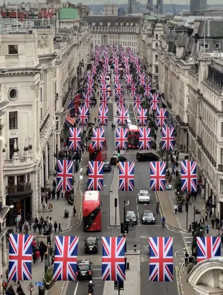 Regent Street em Londres preparada para a celebração do jubileu de diamante da Rainh Elizabeth