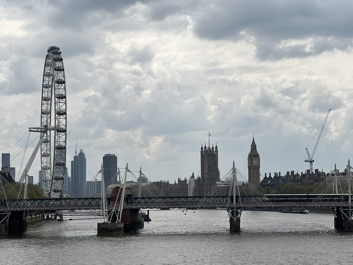 Vista da London Eye e Big Ben da ponte de Waterloo