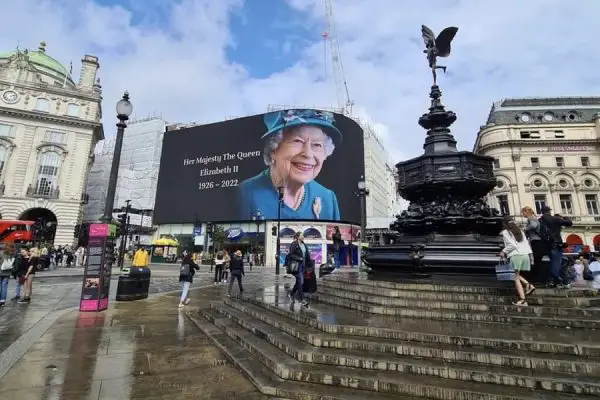 Homenagem à Rainha Elizabeth II - Piccadilly Circus